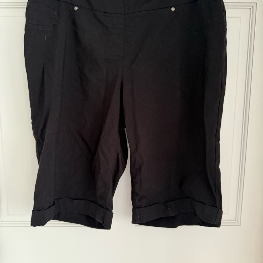 ❤️ CLOSET CLEAR OUT!! 🎉 Black Knee Length Shorts, Plus Size